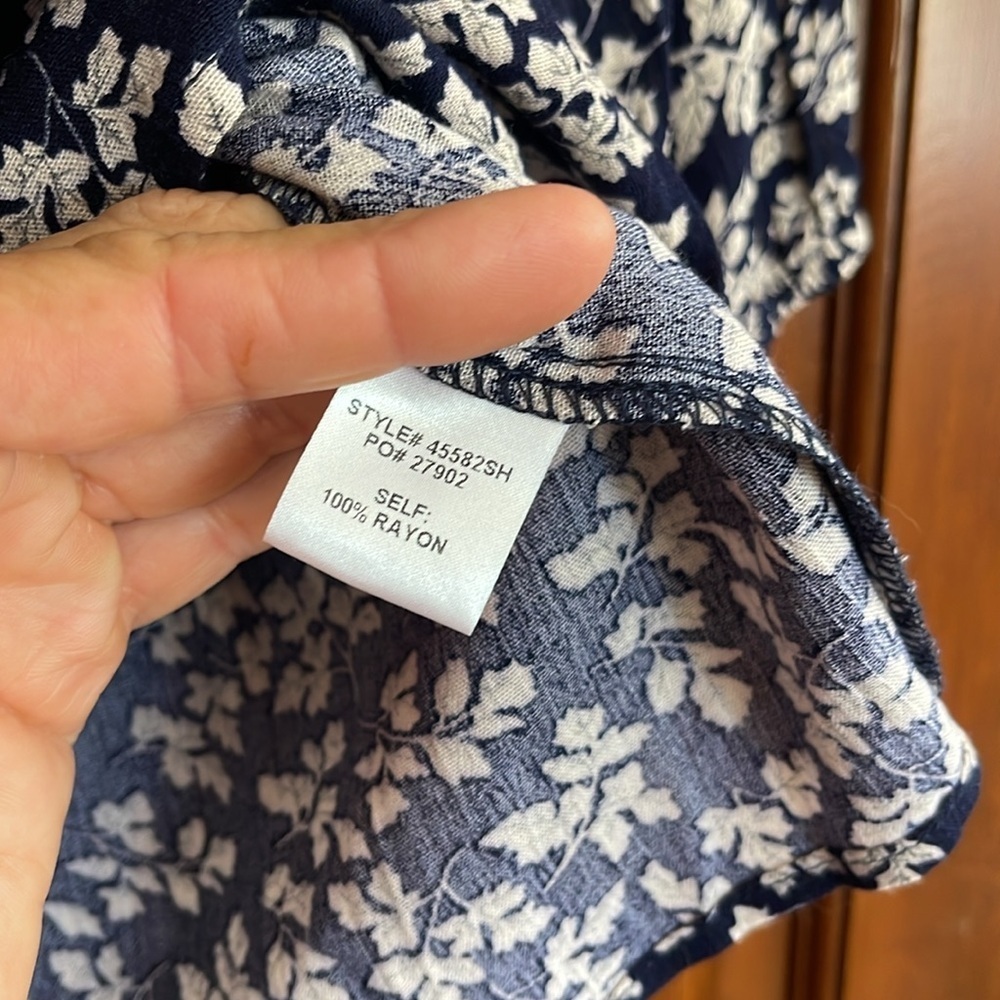 SOUJORN embroidered V-neck leaf print  blouse petite small - Picture 6 of 7